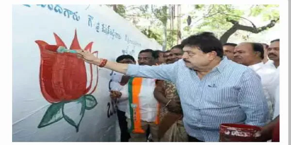 మోదీ సభ సన్నాహాలు.. తార్నాకలో గోడలపై బీజేపీ ప్రచారం