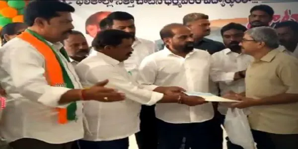 ముఖ్యమంత్రి సహాయనిధి చెక్కులు పంపిణీ చేసిన మంత్రి సత్య కుమార్