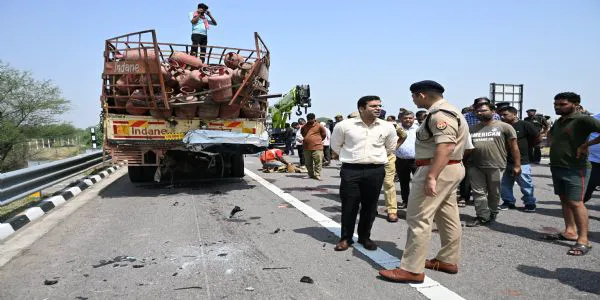 بندیل کھنڈ ایکسپریس وے پر اسکارپیو کی ڈی سی ایم سے ٹکر، ایک ہی خاندان کے چار افراد کی موت، ایک لڑکی زخمی