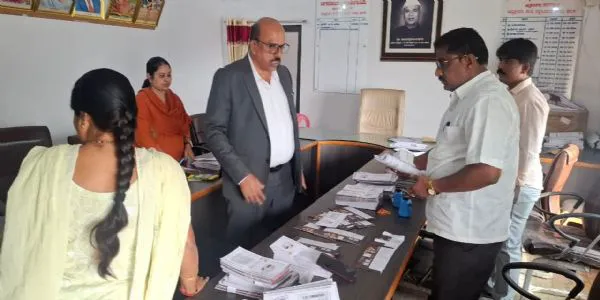 ಚಿತ್ರದುರ್ಗ ನಗರಸಭೆಗೆ ಡಿಸಿ ಟಿ. ವೆಂಕಟೇಶ್ ದಿಢೀರ್ ಭೇಟಿ: ಇ-ಸ್ವತ್ತು ವಿಳಂಬಕ್ಕೆ ತೀವ್ರ ಅಸಮಾಧಾನ