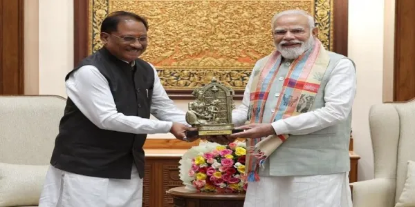 मुख्यमंत्री ने प्रधानमंत्री मोदी को बेल मेटल निर्मित 'माता कौशल्या के राम' कलाकृति की भेंट