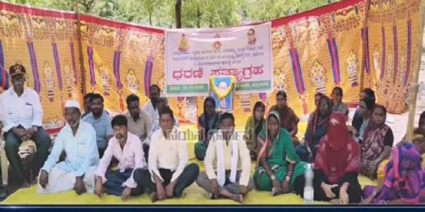 ಮೂರು ತಿಂಗಳಾದರೂ ಸಿಗದ ಮನೆಯ ಉತಾರ : ತಹಶೀಲ್ದಾರ್ ಕಚೇರಿ ಎದುರು ನಿವಾಸಿಗಳ ಅನಿರ್ದಿಷ್ಟಾವಧಿ ಧರಣಿ