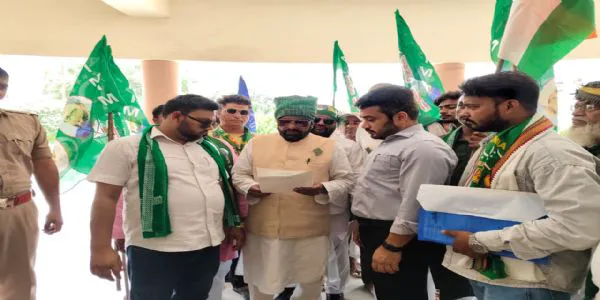 علی گڑھ میں سڑک پر نماز کی اجازت کے مطالبہ پر سیاسی بحث تیز، اے آئی ایم آئی ایم نے اٹھائے کئی مطالبات