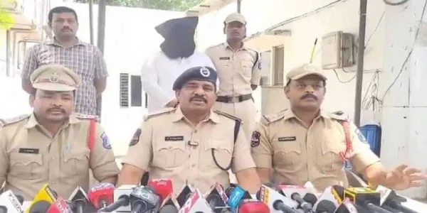 سی ایم ریونت ریڈی کا پی اے ظاہر کرکے رقم بٹورنے والا شخص گرفتار