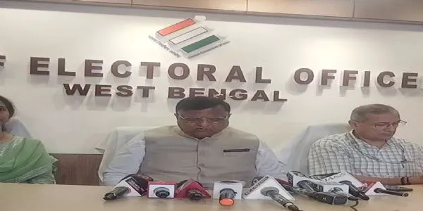 कोलकाताको एक स्ट्रङ रूममा तृणमूलको हंगामा, चुनाउ आयोगले उम्मेदवारहरूको आरोपहरूलाई गऱ्यो खारेज