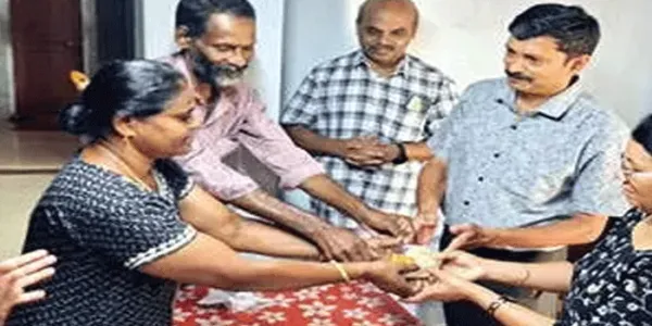 എട്ടുവര്‍ഷം മുമ്പ് അയല്‍വാസി നല്കിയ അലമാരയുടെ തുറക്കാനാവാതിരുന്ന ‌ഡ്രോ അഴിച്ചെടുത്തപ്പോള്‍ ഏഴുപവൻ സ്വര്‍ണ്ണവും ഏഴായിരത്തോളം രൂപയും!  അത് തിരികെ ഉടമയെ ഏല്‍പിക്കാനുള്ള വലിയ മനസുകാട്ടി വെള്ളയാംകുടി സ്വദേശി