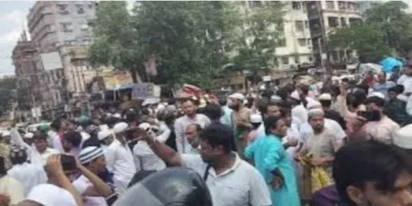 کولکتہ کے راجہ بازار میں جمعہ کی نمازکے دوران کشیدگی، پولیس نے سڑک کو خالی کرایا۔