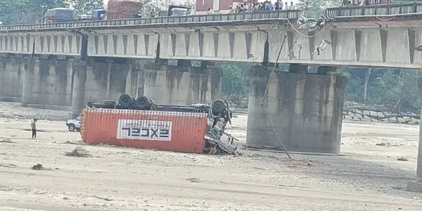 (আপডেট) আলিপুরদুয়ারে সেতুর রেলিং ভেঙে ৪০ ফুট নীচে পড়ল কন্টেনার, মৃত্যু চালকের