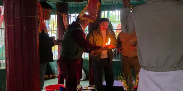 चुनाउको परिणामपछि गोजमुमो अध्यक्ष बिमल गुरुङले महाकाल मन्दिरमा गरे पूजा अर्चना