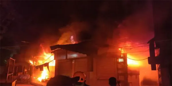 تھانے کے گاؤں دیوی سبزی مارکیٹ میں بھیانک آگ، 154 دکانیں خاکستر، فائر بریگیڈ اہلکار سمیت دو افراد جان بحق