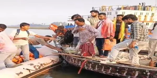 گنگا ندی کے بیچ میں خراب ہوئی کشتی ، ایس ڈی آر ایف نے تمام مسافروں کو بحفاظت بچایا