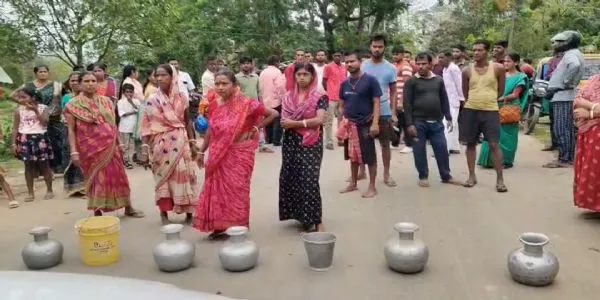 বিলোনিয়ায় পানীয় জলের তীব্র সংকট, রাস্তায় নেমে বিক্ষোভ-অবরোধে স্তব্ধ যান চলাচল