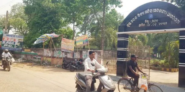 ବିଦ୍ୟାଳୟ ସମ୍ମୁଖରେ ମାଳ ମାଳ ବ୍ୟାନର