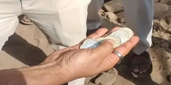 ایم پی کے ساگر ضلع میں کھدائی میں ملے برطانوی دور کے 13 سکے، انتظامیہ نے کیے ضبط