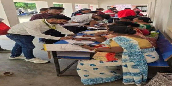 جھارکھنڈ میں پولنگ اسٹیشنوں پر بغیر نقشے والی ووٹرفہرستیں شائع کی گئیں، لوگ اپنے ناموں کی تلاش میں مصروف
