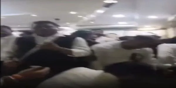 لکھنؤ بار ایسوسی ایشن نے وکلاء میں لاٹھیاں تقسیم کیں، پولیس سے مقابلہ کرنے کی تیاری