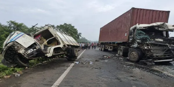 پالگھر میں باراتیوں سے بھرا ٹرک کنٹینر سے ٹکرا گیا، خوفناک حادثے میں 12 افراد ہلاک، کئی زخمی