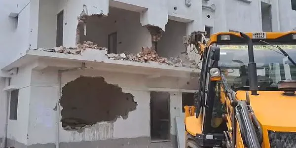 کولکاتہ میں تین مقامات پر غیر قانونی تعمیرات پر بلڈوزر کارروائی