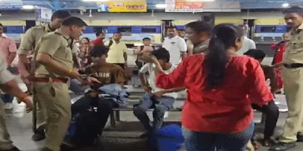 উজ্জয়িনী-নাগদা স্টেশনে ট্রেন থেকে উদ্ধার ২৬ জন নাবালক,পাচারের আশঙ্কা