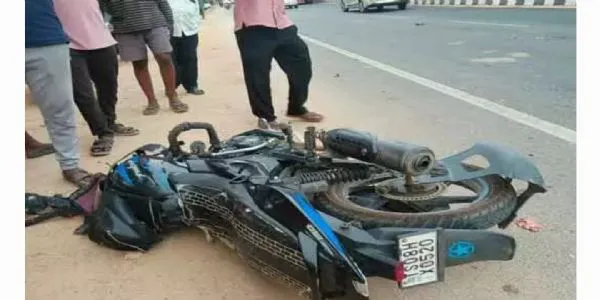 భువనగిరి పట్టణంలో రోడ్డు ప్రమాదం.. ఇద్దరు యువకులు స్పాట్ డెడ్
