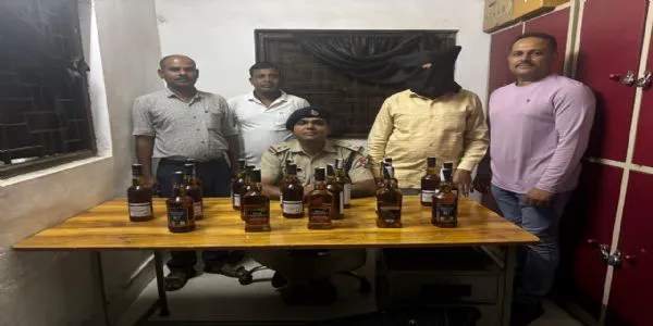رانچی ریلوے اسٹیشن پر آر پی ایف نے مشتبہ شخص کو شراب کی 18 بوتلوں کے ساتھ گرفتار کیا