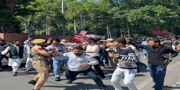 سرینگر میں بی جے پی کارکنوں نے شراب کی خرید و فروخت پر احتجاج کیا