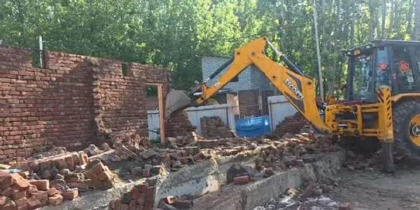 کلگام کے فریسل میں انسداد منشیات مہم کے دوران 3 غیر قانونی دکانوں کو مسمار کیا گیا