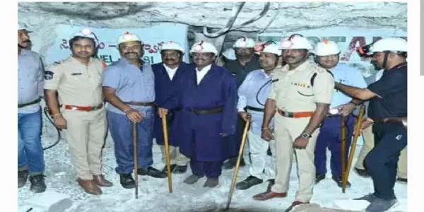 సింగరేణి కార్మికుల భద్రతకు అత్యంత ప్రాధాన్యత.. మంత్రి వివేక్
