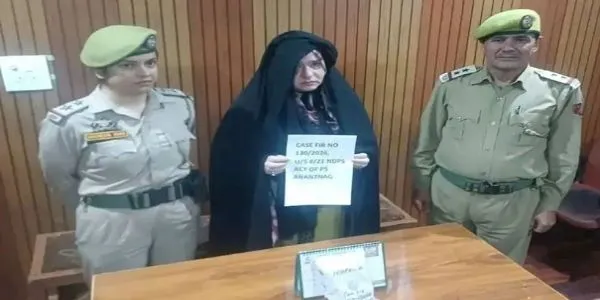 اننت ناگ میں انتہائی مطلوبہ خاتون منشیات فروش ہیروئن جیسے مادے کے ساتھ گرفتار