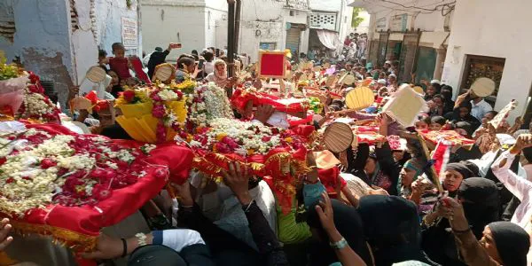 غازی میاں کا پلنگ پیڑھی میدنی جلوس بہرائچ کے لیے روانہ،عقیدت مندوں نے جوش و خروش کے ساتھ شرکت کی۔