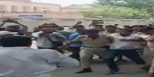 پٹنہ میں بی پی ایس سی ٹی آر ای۔ 4 ویکینسی کو لیکر امیدواروں کا احتجاج، وزیر تعلیم نے جلد اشتہار دینے کی یقین دہانی کرائی