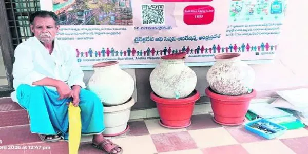 ఎండమావులు..! తహసీల్దార్ కార్యాలయం వద్ద ఖాళీ కుండలు