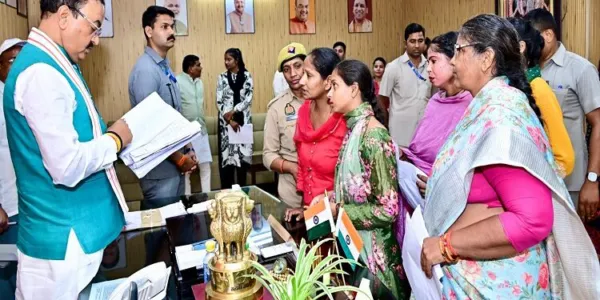 उप मुख्यमंत्री ने 'जनता दर्शन' में सुनीं लोगों की समस्याएं, अधिकारियों को दिए त्वरित कार्रवाई के निर्देश
