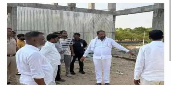 అసంపూర్తిగా ఉన్న భవానాన్ని పరిశీలించిన మంత్రి వాకిటి శ్రీహరి