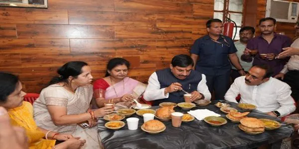 مدھیہ پردیش کے وزیراعلیٰ نے یوپی کے وارانسی میں مقامی پکوانوں کا ذائقہ لیا، عوام سے گفتگو کی