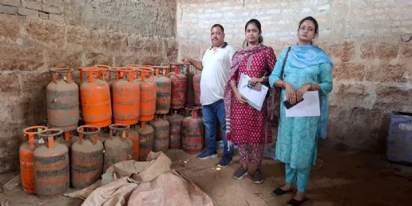 ଏଲପିଜି ଗ୍ୟାସ କଳାବଜାରୀ : ୩୪୩୫ ସିଲିଣ୍ଡର ଜବତ , ୫ ଗିରଫ