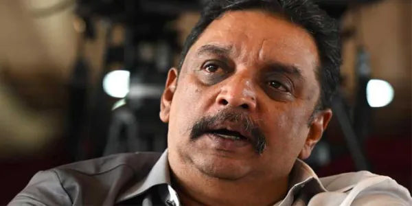 മന്ത്രി ഷിബു ബേബി ജോണ്‍ കാട്ടാനയ്ക്ക് മുന്നില്‍പ്പെട്ടു, സംഭവം കാട്ടാന ആക്രമണത്തില്‍ കൊല്ലപ്പെട്ട മോഹനന്റെ വീട് സന്ദര്‍ശിച്ച്‌ മടങ്ങുന്നതിനിടെ, ആനയെ തുരത്തിയത് വനംവകുപ്പ് ഉദ്യോഗസ്ഥരും പോലീസും ചേര്‍ന്ന്