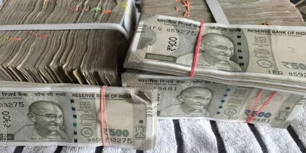 بینکوں میں 500 کے نوٹوں کی قلت سے عوام کو مشکلات