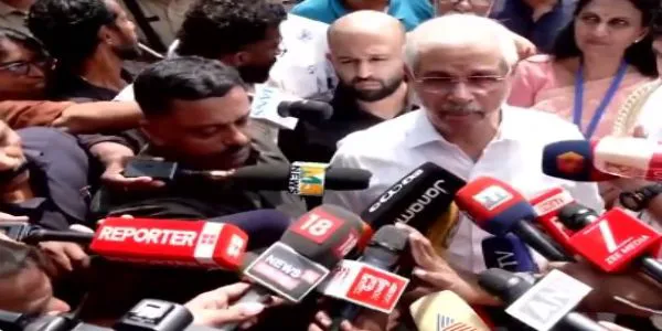 কেরলমে ভোট দিলেন রাজ্যপাল রাজেন্দ্র বিশ্বনাথ আর্লেকর