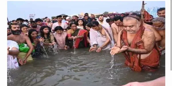 కాళేశ్వరంలో సరస్వతి అంత్య పుష్కరాలు.. గోదావరిలో పుష్కర స్నానమాచరించిన మంత్రి