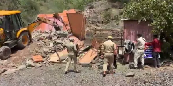 ادھم پور کے سمرولی میں منشیات فروش کی جائیداد پر چلا بلڈوزر۔