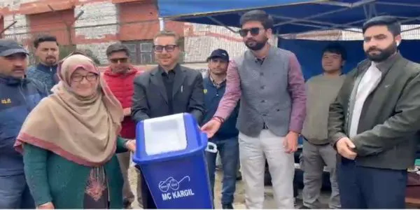 کرگل میں میونسپل کمیٹی کی طرف سے شہریوں کو ڈسٹ بن فراہم کیے گئے