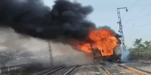 راجدھانی ایکسپریس کے دو ڈبوں میں لگی آگ، تمام مسافر محفوظ