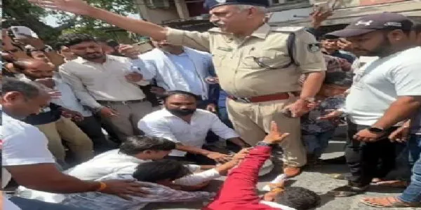 اندور میں پانی کا بحران شدید ہوا، پانی کے لیے سڑکوں پر لوگ اترے، کانگریس کا چکہ جام مظاہرہ