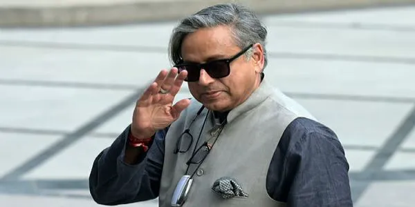 సతీశన్ ప్రమాణ స్వీకారానికి శశి థరూర్ డుమ్మా!