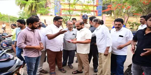 ధర్మవరం రోడ్డుపై సామాన్యుడిలా మంత్రి సత్య కుమార్