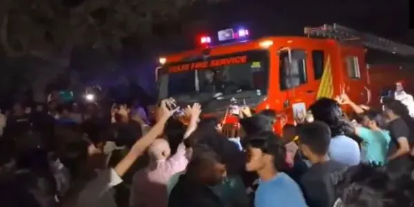 شاستری پارک فرنیچر مارکیٹ میں آتشزدگی، رات بھر دکانیں جلتی رہیں