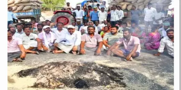 రోడ్డెక్కిన రైతులు.. వరి ధాన్యం బస్తాలకి నిప్పు
