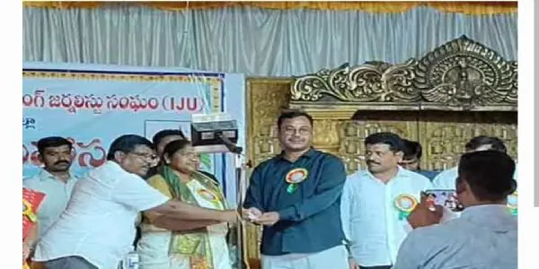 పాత్రికేయుల సమస్యల పరిష్కారం కోసం కృషి :మంత్రి సీతక్క