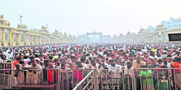 గురు రాయర సన్నిధిలో భక్తుల సందడి